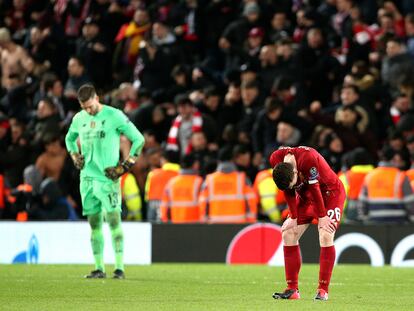 Adrián y Robertson, del Liverpool, tras caer eliminados el pasado miércoles contra el Atlético.