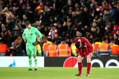 Adrián y Robertson, del Liverpool, tras caer eliminados el pasado miércoles contra el Atlético.