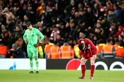 Adrián y Robertson, del Liverpool, tras caer eliminados el pasado miércoles contra el Atlético.