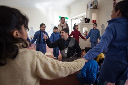 El doctor Amer, propietario de la clínica, trabaja durante sus clases con ayuda de varias voluntarias sirias y jordanas.