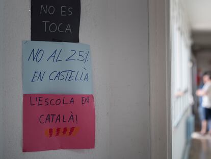 Carteles en contra de las sentencias sobre la inmersión lingüística, en un centro de la provincia de Barcelona.