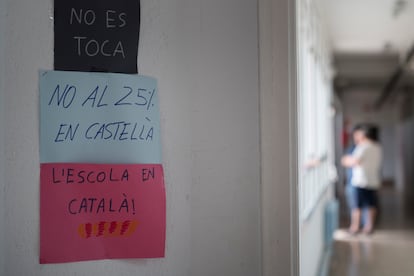 Carteles en contra de las sentencias sobre la inmersión lingüística, en un centro de la provincia de Barcelona