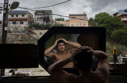 Luis Jiménez se mira en el espejo de su casa autoconstruida en Torre Baró, el barrio de Barcelona que retrata la película 'El 47', el 12 de septiembre.