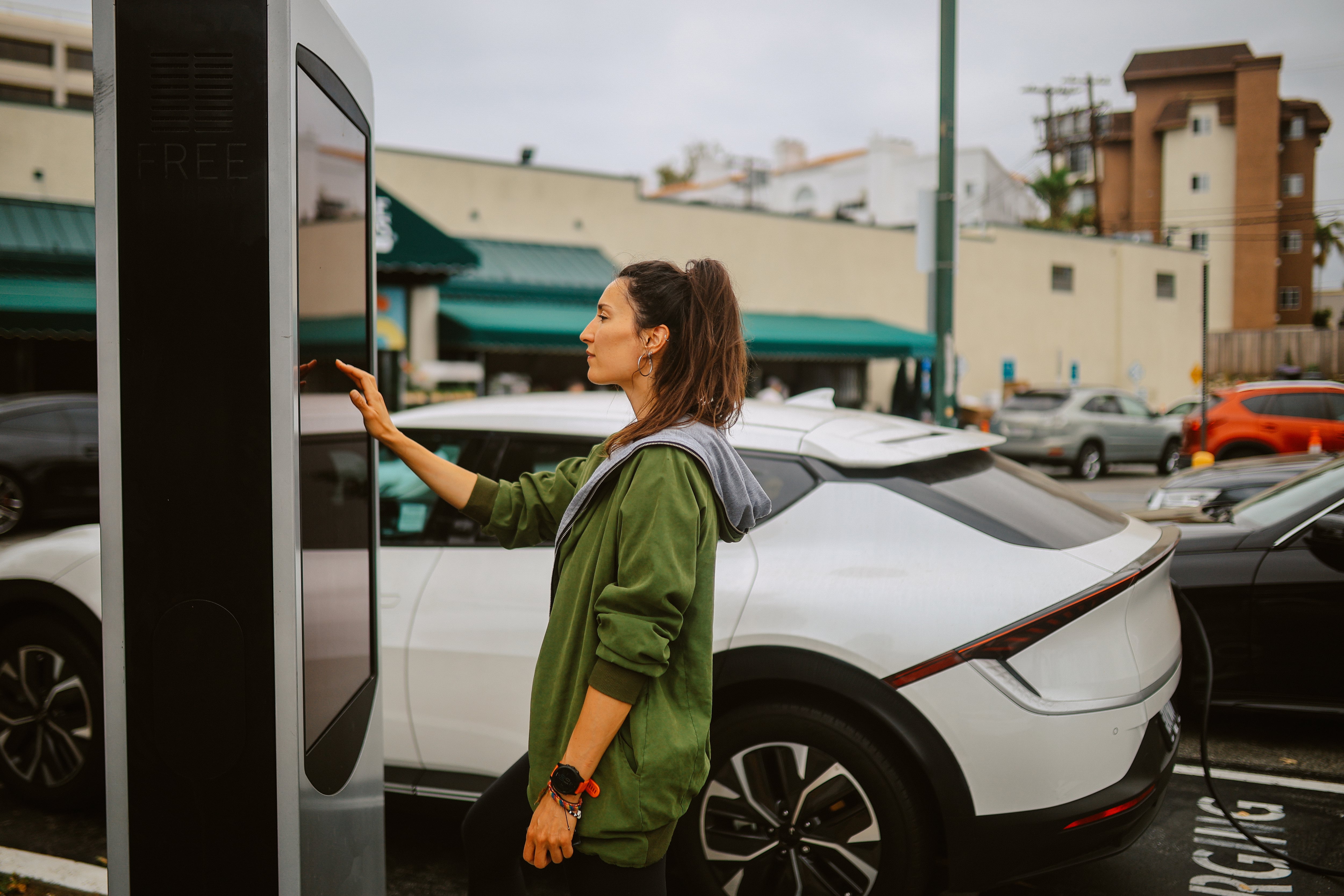 Chile pisa el acelerador en la compra de automóviles eléctricos: sus ventas aumentaron en 183% en un año