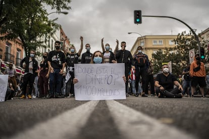 Vecinos de Vallecas, durante las protestas por los confinamientos selectivos en Madrid, este domingo.