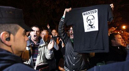 Los concentrados a favor de Garzón se convirtieron en manifestantes en contra del fallo de Camps