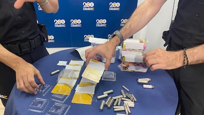 Varias de las baterías, cartones y plásticos para falsificar pilas intervenidas.