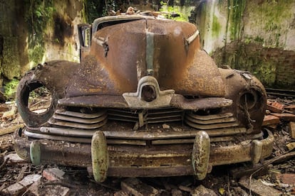Las ruinas esconden joyas de todo tipo, como este coche, un Hudson Sedan de 1947.