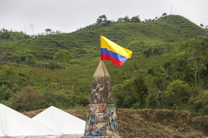 Una bandera de Colombia en el poblado de El Congal, en Caldas, de dónde la población fue desplazada por paramilitares que quemaron todo.