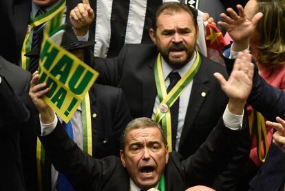 Deputados durante a votação do impeachment, neste domingo.