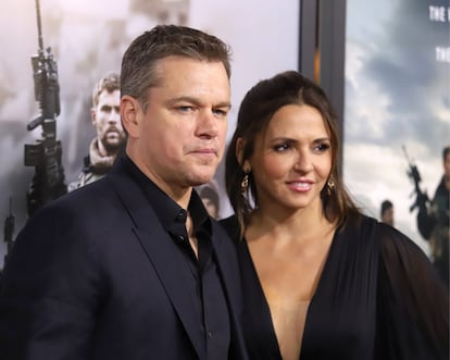 Matt Damon y Luciana. El actor conoció a su esposa en un bar en Miami, donde rodaba la película ‘Pegado a ti’ y, tres años después, se casaron, en 2005. "Dicen que algo increíble te pasa cuando conoces a la mujer del destino…, y así fue". Juntos tienen tres hijas, todas chicas: Isabella, Gia Zavala y Stella. Luciana, además, tiene otra hija que tuvo estando soltera, Alexia.  