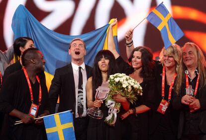 La ganadora Loreen y la delegación sueca celebran su victoria en la gala final del Eurovisión 2012.