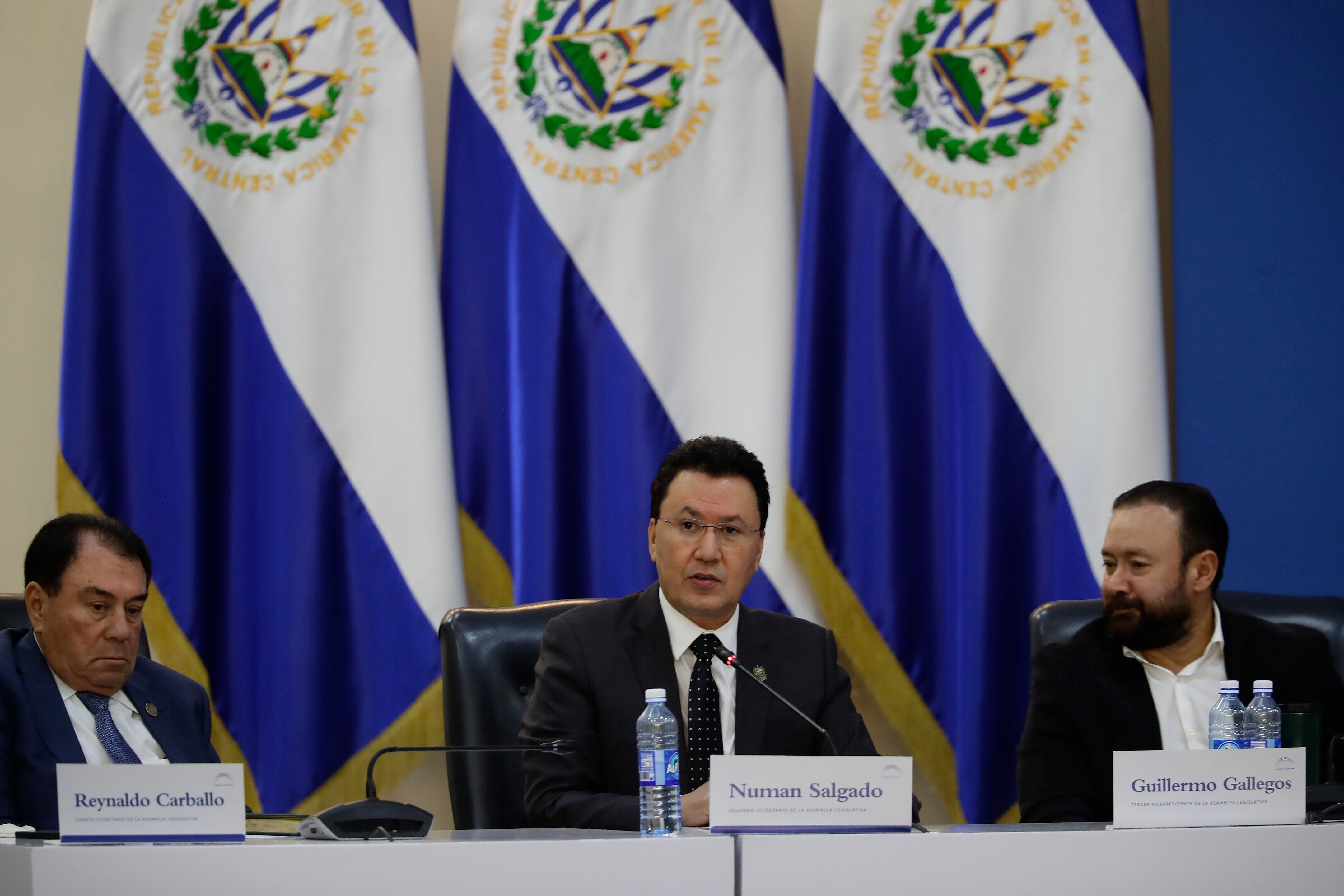 Los diputados Reinaldo Carballo, Núman Salgado y Guillermo Gallegos en la sesión de la Asamblea Legislativa de este lunes.