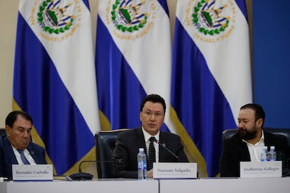Los representantes Reinaldo Carballo, Núman Salgado y Guillermo Gallegos en la sesión de la Asamblea Legislativa de este mes.