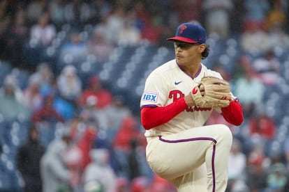 Jesús Luzardo, número 44 de los Filis de Filadelfia, lanza durante el partido entre los Rays de Tampa Bay y los Filis de Filadelfia en el Citizens Bank Park el domingo 27 de septiembre de 2026 en Filadelfia, Pensilvania
