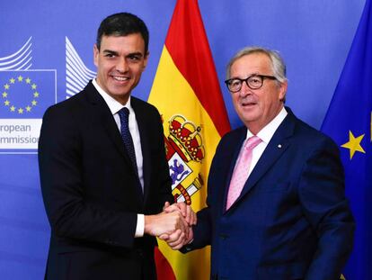 Jean-Claude Juncker recibe al presidente español a su llegada a Bruselas este jueves.