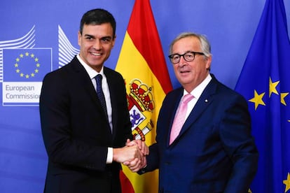 Jean-Claude Juncker recibe al presidente español a su llegada a Bruselas este jueves.