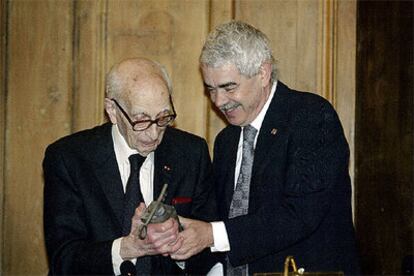 Pasqual Maragall entrega a Claude Lévi-Strauss la escultura del Premio Cataluña, ayer en París.