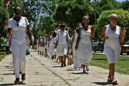 Las Damas de Blanco desfilan ayer por la Quinta Avenida de La Habana.