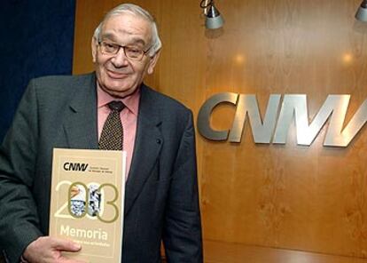 Blas Calzada, presidente de la CNMV, durante la presentación de la memoria anual de 2003.