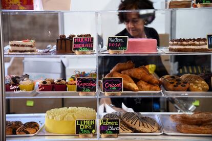 Bolos expostos à venda no estande da padaria Freedom Cakes em Madri.