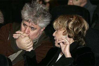 Jeanne Moreau y Pedro Almodóvar, en el Instituto Francés de Madrid.