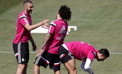 Karim Benzema recibe el saludo de Marcelo en el entrenamiento