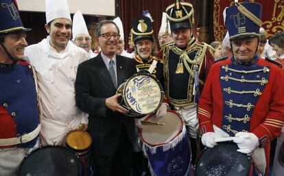 El doctor Joaquín Fuentes posa con el Tambor de Oro junto a su hijo Jon (vestido de cocinero) y otros miembros de la tamborrada de la Unión Artesana.