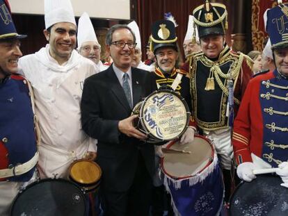 El doctor Joaquín Fuentes posa con el Tambor de Oro junto a su hijo Jon (vestido de cocinero) y otros miembros de la tamborrada de la Unión Artesana.