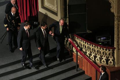 El rey Juan Carlos, ayudado por un asistente, llega a la ceremonia de inauguración de la cumbre Iberoamericana.