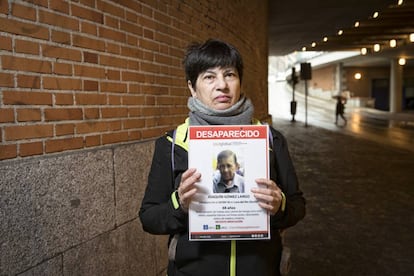 Charo Gómez Largo muestra el cartel de su hermano Joaquín, desaparecido el pasado 23 de septiembre.