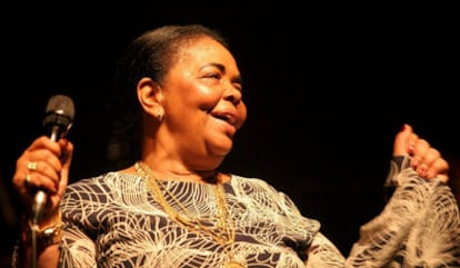 Cesaria Evora, en un concierto en el Salón de Baile Zabrze (Polonia).