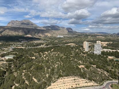 Vistas desde una habitación de un apartamento hacia la zona de atrás del edificio.