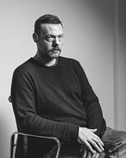 Lee Wood, director creativo de Dirk Bikkembergs, fotografiado para ICON en su estudio de diseño milanés.
