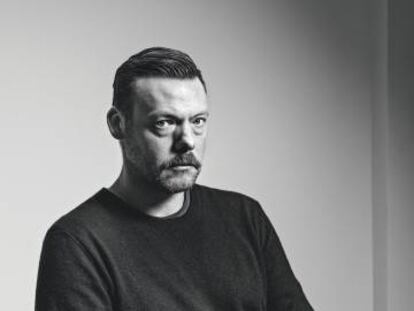 Lee Wood, director creativo de Dirk Bikkembergs, fotografiado para ICON en su estudio de diseño milanés.