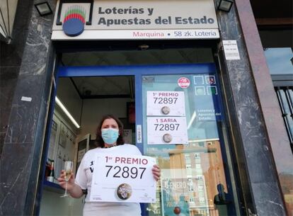 Mónica Cejudo celebra el Gordo en la administración de lotería Marquina, en el barrio Zurbaranbarri de Bilbao.