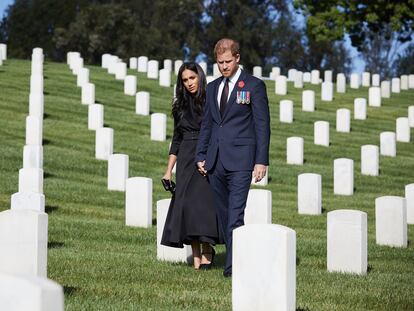 Enrique de Inglaterra y Meghan Markle en el cementerio nacional de Los Ángeles este domingo.