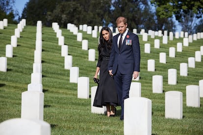 Enrique de Inglaterra y Meghan Markle en el cementerio nacional de Los Ángeles este domingo.