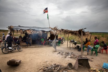 Un grupo de agricultores hacen vida en Campamento Libertad. Este es uno de los tres lugares estratégicos dentro de sus propios terrenos.