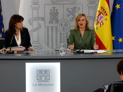 La ministra de Educación y portavoz del Gobierno, Pilar Alegría (a la derecha), y la ministra de Igualdad, Ana Redondo, este martes, en la rueda de prensa posterior al Consejo de Ministros.