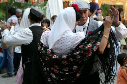 Madrid  y otras localidades de la comunidad celebran el día de La Paloma, donde no falta el chotis y los trajes tradicionales.