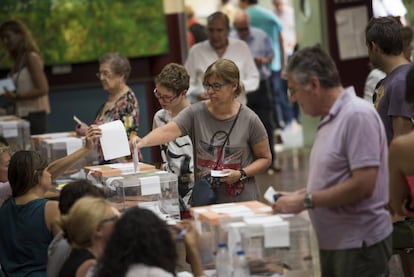 Ambiente electoral en el Instituto Menéndez Pelayo de Barcelona. A las seis de la tarde, apenas un 46,2% de los electores habían acudido a las urnas en Cataluña, cifra que supone 10,4 puntos menos que el 20-D.