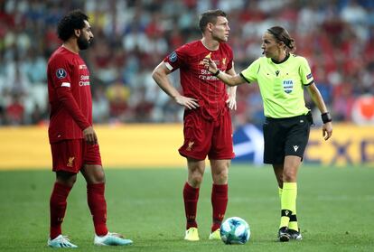 La árbitra francesa, Stephanie Frappart, habla con los jugadores del Liverpool, Mohamed Salah y James Milner, en un momento del partido. Se trata de la primera vez en la que una mujer arbitra una final europea.