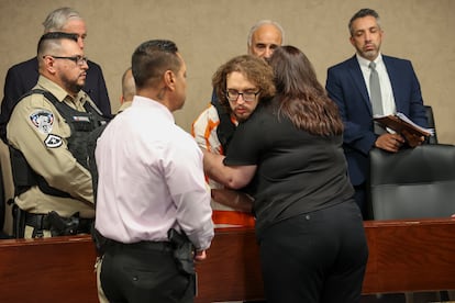 Adriana Zandri, la viuda de Iván Manzano, abraza a Patrick Crusius, el asesino de su marido y otras 22 personas.