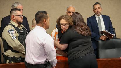 Adriana Zandri, la viuda de Iván Manzano, abraza a Patrick Crusius, el asesino de su marido y otras 22 personas.
