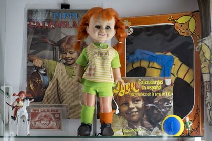 Una muñeca de Pippi Calzaslargas, entre otros objetos de la colección dedicados al personaje de la mítica serie de TV.
