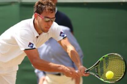 Janowicz golpea un revés ante Hewitt.