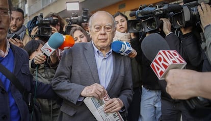 Jordi Pujol surt de casa seva aquest dimarts.