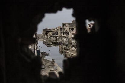 Brabo ha trabajado para varias ONG y es habitual colaborador de la agencia AP. En la foto, una vista de una de las principales avenidas de Sirte (Libia), en 2011, después de semanas de enfrentamientos entre los rebeldes y el Ejército libio para controlar la ciudad.