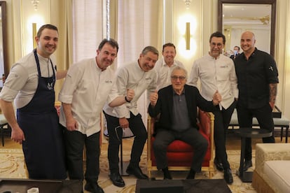 El actor estadounidense Robert de Niro disfrutó este martes, en la principal suite del Mandarin Oriental Ritz, de un menú especial elaborado por los chefs Mauro Colagreco, Joan Roca, Quique Dacosta, Martín Berasategui y Carles Tejedor (este último en sustitución de José Andrés) en pago por apadrinar Madrid Fusión.